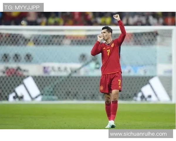 足球明星的孩子依赖奶嘴的可爱瞬间引发网友热议与关注